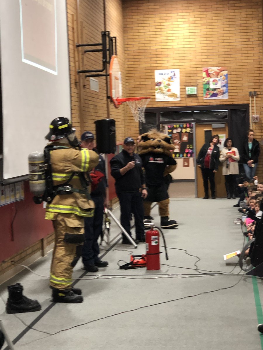 Midway_Moses's tweet photo. College and career connections! Thank you Moses Lake Fire Dept. and Central Washington University for sharing with our students today! https://t.co/h1u0eD5Zyr