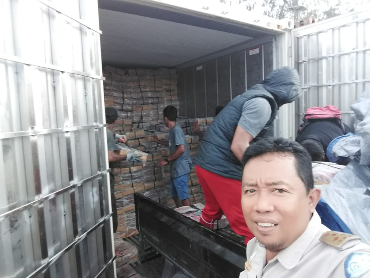 Skiluwukbanggai's tweet photo. 29/01/2019 #OneHealthKIPM Kegiatan Pengawasan staffing PT. Laut jaya sentosa tujuan Surabaya, PT.Komira, CV. 99 dan Koperasi KOMIRA SLIN tujuan Jakarta oleh Petugas :
@wilkerbalut
@HumasBKIPM
@rinajanwar2201
@darwis_skipmlb
@l3o_Ramagusta
@medya1978 https://t.co/GQyzfxRpae