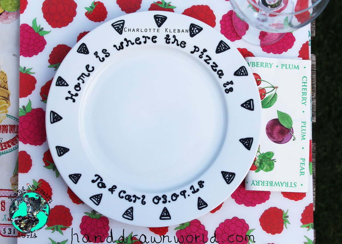 HandDrawnWorld_'s tweet photo. Home is where the #pizza is... 🏡❤️🍕
Set of 2 large hand drawn personalised #diningplates 🍽🍷 never forget your #WeddingAnniversary again! 😅
Wording can be changed
Shop: https://t.co/yXFolqosb4
#UKGiftHour #UKGiftAM #crafturday https://t.co/YfLyTjbpaG