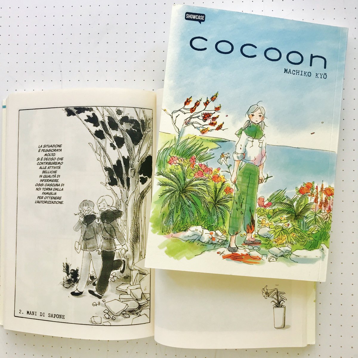 今日マチ子 Kyo Machiko イタリア語版 Cocoon が出版されました ほぼオリジナルどおりの装丁です 少女と戦争はずっと取り組んでいきたい いま考えているものは とても大切なのでノートにかきつけながらここ数年ずっと温めてます ゆっくり機を待とう