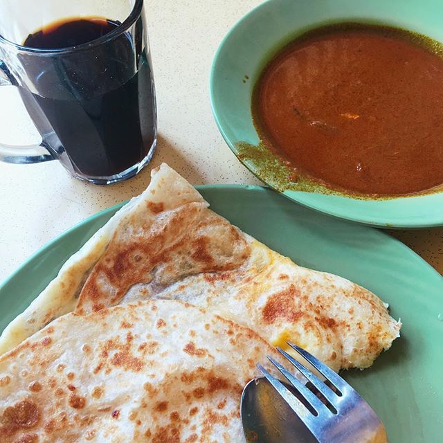 wzclow's tweet photo. 爱上这样的早餐，咖喱蘸酱👍
#iphonephotography #food #singapore #prata #breakfast https://t.co/5wrLqKL5K0