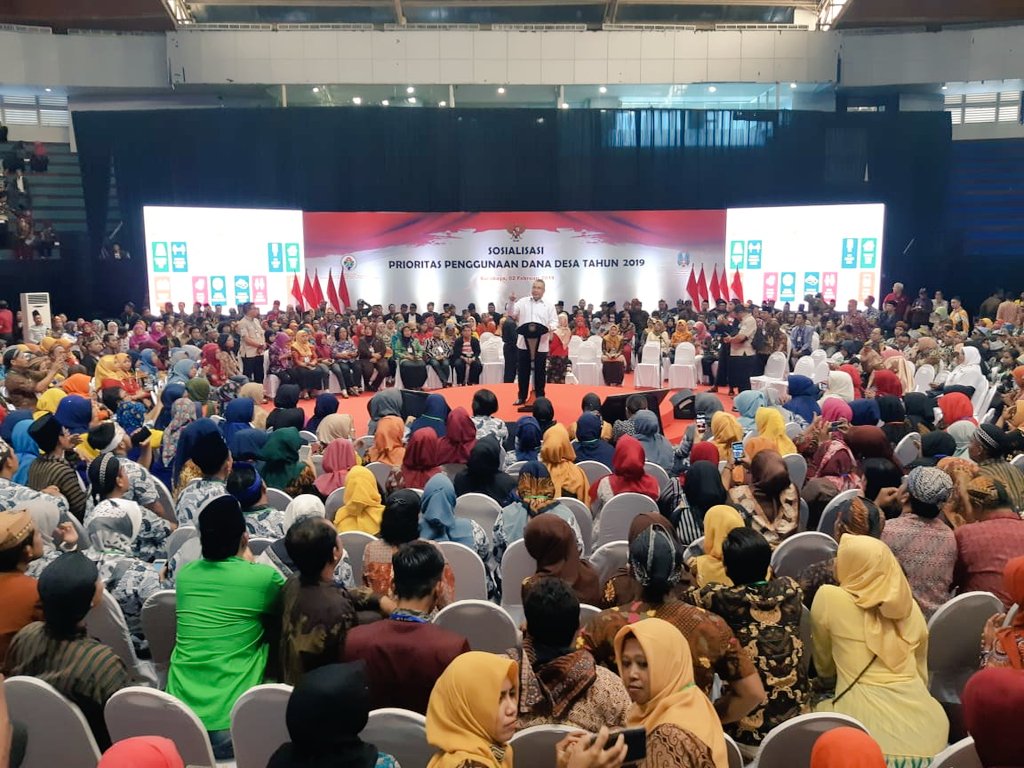 SherlyArianty's tweet photo. Sukses untuk acara Sosialisasi Prioritas Penggunaan Dana Desa Tahun 2019 di Jawa Timur oleh Presiden RI @jokowi dan Mendes PDTT @EkoSandjojo #JokowiMembangunDesa #JokowiSejahterakanDesa #TPPIRiau #TPPIKampar #TATTG https://t.co/A5Ob5FH6jo