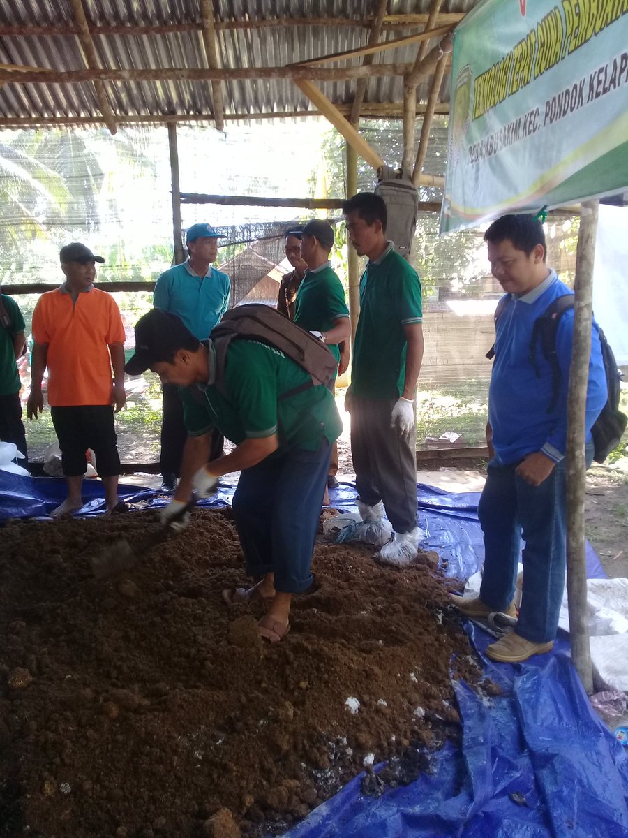 Marsus_86's tweet photo. Pelatihan TTG Pembuatan pupuk organik bersama TA TTG di Desa Abu Sakim
#JokowiMembangunDesa 
#JokowiMensejahterakanRakyat https://t.co/Rhe4omC9Cw