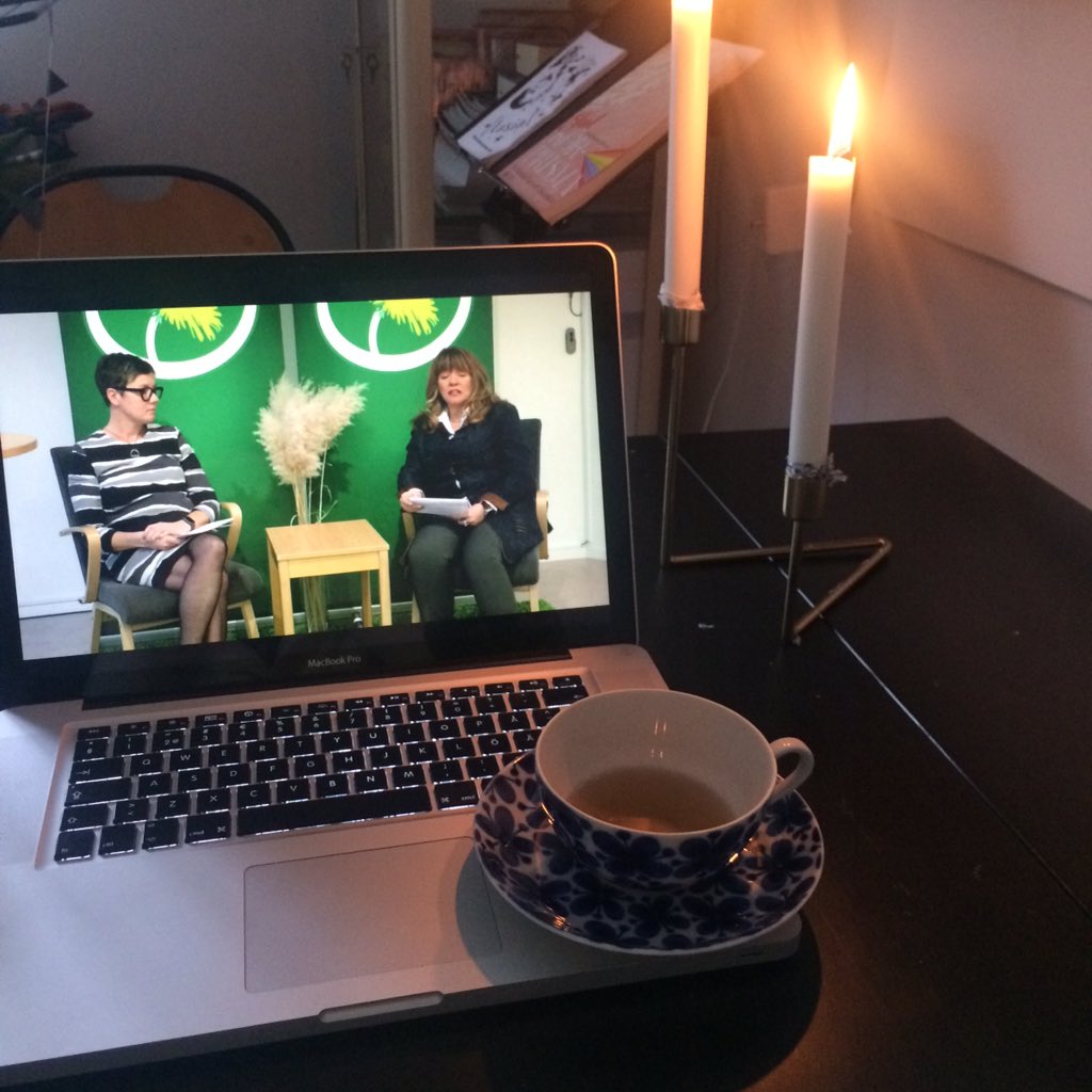 Idag har <a href="/miljopartiet/">Miljöpartiet</a> digitala kommun- och landstingsdagar. Solnaboende <a href="/susannenordling/">Susanne Nordling</a> hälsar välkomna. Viss julkänslan har infunnit sig!🕯☕️ #swepol #solnapol #green #takeaction #grön #hemmamys