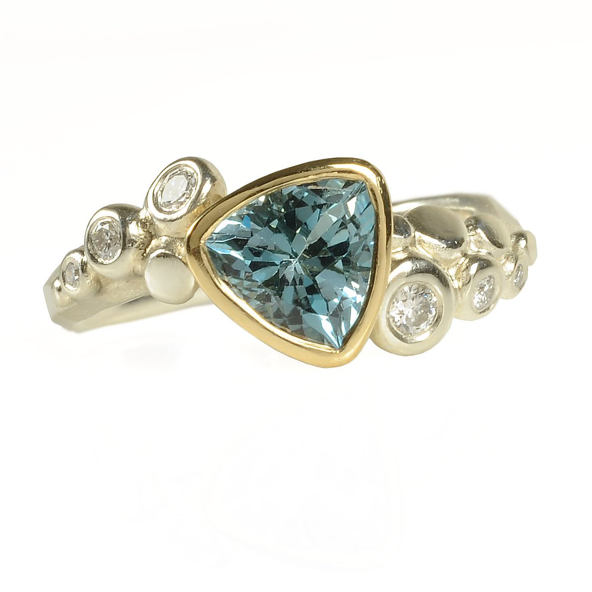 AlexandraAurum's tweet photo. Aquamarine Edge Ring avalible @CraftInFocus #desirejewelleryfair on the 8th -10th March - Chelsea Town Hall https://t.co/bL4qJg5TFN
#craftinfocus #handmade #Chelsea #London #jewellery #alexandraaurum #Edgecollection #aquamarine #ring #desire #snow https://t.co/MogBNutnmY