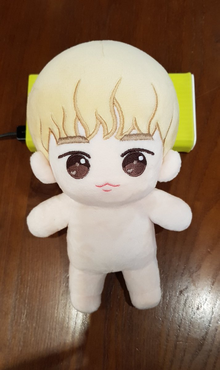 bbojjakron's tweet photo. 마망들😆😆
뽀짝이 샘플이 도착했습니다! 
정확한 색상 비교를 위해 
형광등 아래와 주광색 조명 아래서 샘플 사진 촬영을 진행하였습니다.
뽀짝이 얼굴이 약간 나와있는 형태라 목배개를 해준 점 이해해주세요. 촬영은 갤놋8 카메라로 진행되었습니다.
앞 모습과 뒷모습입니다. https://t.co/YWiQad7CfJ