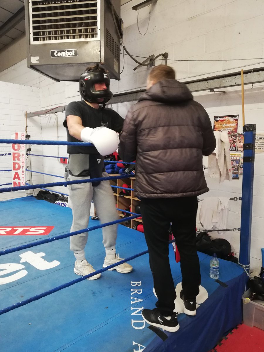 gbboxingvoice's tweet photo. 4 weeks till Newark's Tom Cowling makes his pro debut on @CarlGreavesPro 'Nottinghamshire's Finest' also featuring @BradDaws2 @EllisMachin3 and Terry Maughan #CGP #supportyourlocalfighters #Nottsboxing #TenYearChallenge
https://t.co/uE34U8mANU https://t.co/BPqkwUuFNR