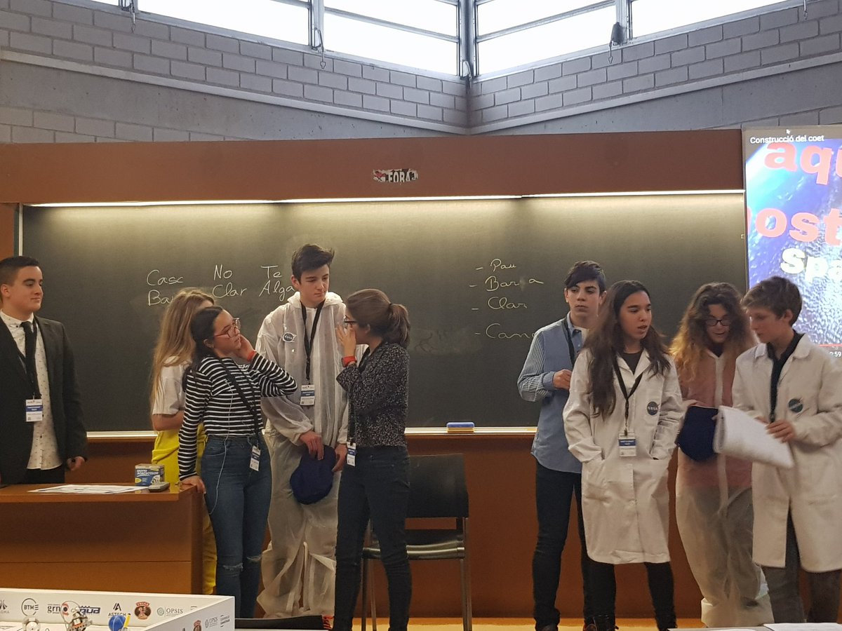 SilviaSimonR's tweet photo. First Lego League!! Els jutges i àrbitres a tope! @FLLGironaEPS #mesquerobots #UdGrobotica @univgirona https://t.co/ATAUO1WWT9