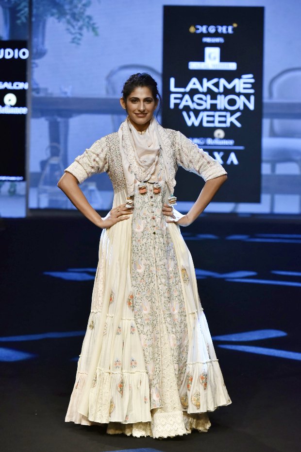 imshiva17's tweet photo. "97-year old businesswoman
Iris Apfel, is Kubbra's style icon." ❤
#LakmeFashionWeek
#showstoper #KubbraSait
@KubbraSait you steal the
show.😍 #LakmeFashionWeek2019 https://t.co/MeECScOg5M