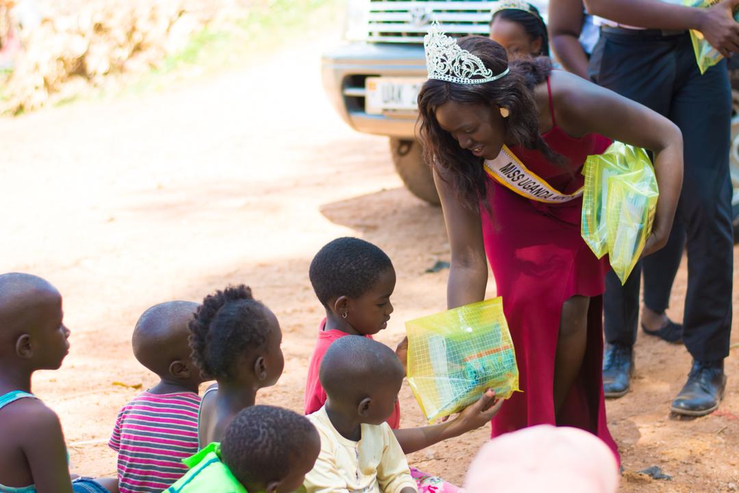 CharityProject2's tweet photo. @keepmeinsch so on the 28th of Jan, @missuganda_na was able to visit the children and parents at the kireka quarry,this was in partnership with @keepmeinsch #charity #ladiesfirst2019 #carestour #culture #tourism @irynnak @AnnabellePearl6 https://t.co/MyCpsvGXYE