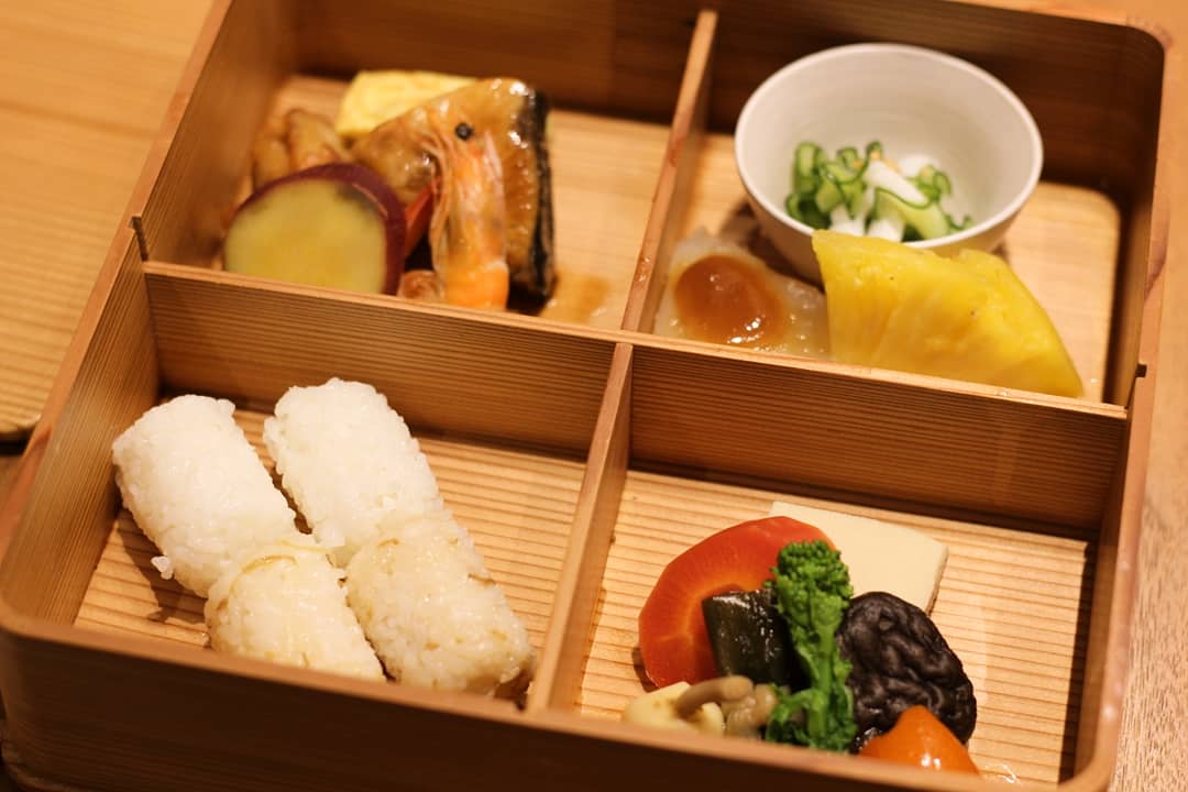 和菓子工房もちこ 菓舞伎in茅乃舎 幕の内 弁当 お汁もついて ほんとうに美味しかった 茅乃舎さまは博多座隣に位置し 歌舞伎とコラボしたお出汁も販売されていらっしゃいます 菓舞伎をテーマにしたパフォーマンスショー 幕の内弁当 会場 すべてが