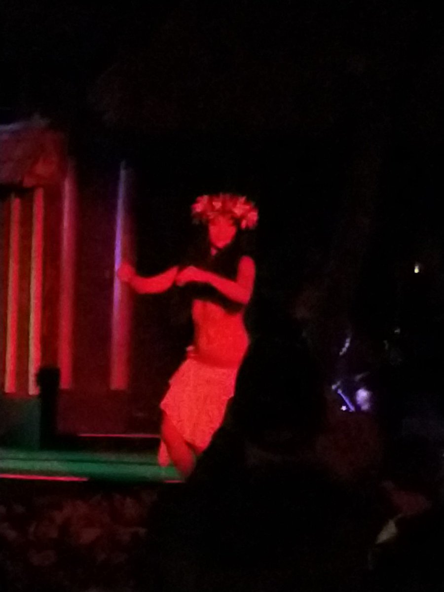TXBytes's tweet photo. Enjoying the luau (@ Germaine's Luau in Kapolei, HI) https://t.co/GjIbZwNE6a https://t.co/hrn8LcrBdQ