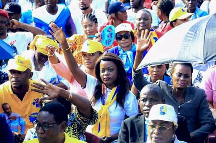 kabund_a's tweet photo. Hier mon adversaire politique aujourd'hui mon partenaire hier j etait vu grandir aujourd'hui tu a prouver a l'udps que tu es une femme battante hbd to you femme forte https://t.co/pUuzp7fNDJ