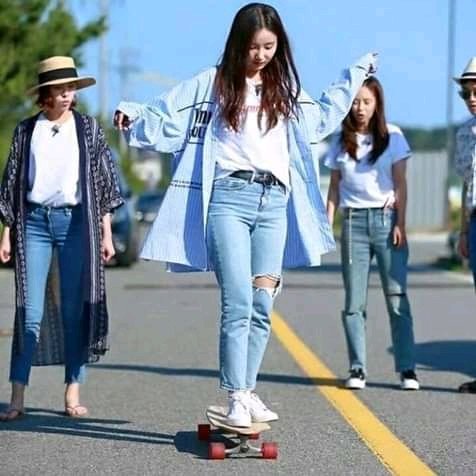 YeoncyF's tweet photo. She Love Hoverboard...
#Yeonwoo #MOMOLAND https://t.co/aQcuuNJ0HV