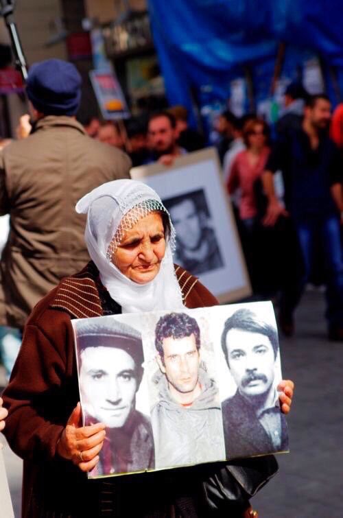 Yaşlanmış ellerinde hep gencecik kalan çocuklarının resimlerini tutuyorlar.
“Bizde yok!denilen,”Bilmiyoruz.” denilen; devlet tarafından gözaltında kaybedilen çocuklarını arıyorlar.
Analarımızın hesap soran öfkesini selamlıyoruz...

#CumartesiAnneleri723Hafta
