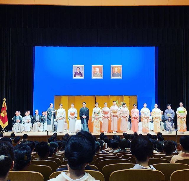ট ইট র 花柳楽彩 先日 花柳流新年総会にて 昨年10月に名取になりました門弟の彩咲穂を流儀の皆様に紹介していただきました 取立て師匠として あらためて身の引き締まる思いです 本当にありがとうございました 花柳楽彩 花柳楽彩日本舞踊教室 日本