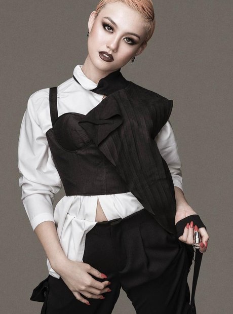 RT to vote! #AgnezMo #SocialStarAward #iHeartAwards iheartradio.com/awards