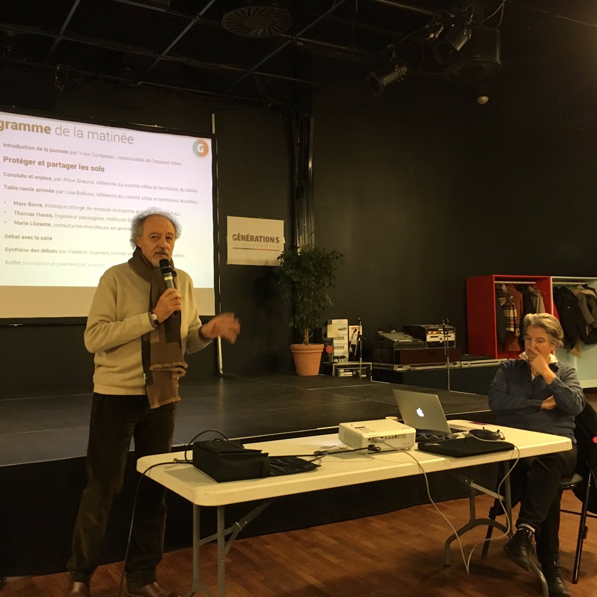 FredGuerrien's tweet photo. Ouverture du séminaire @generations_vtd par @Yves_Contassot.
Au programme : spéculation foncière, état et qualité des sols,  artificialisat•, quelle énergie ?, sortir de sa surconso, organisat• de la production et des réseaux avant la clôture par @PierreSerne &amp; @BalasGuillaume https://t.co/iF53iIybZe