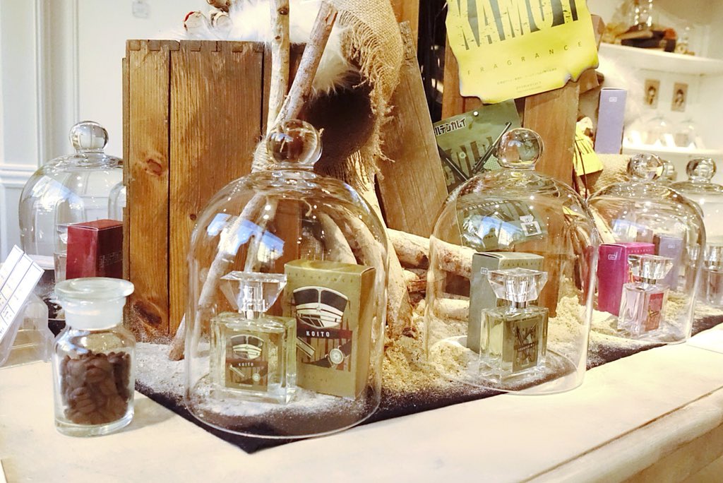 虹はじめてあらわるさんのツイート ゴールデンカムイのフレグランス第2弾が出たということでprimaniacsへ このお店はテーマごとにディスプレイがしっかりしていて楽しい 鯉登少尉の香り 育ちが良く芯が強い若者という見事に表現された香り なんと 鯉登の香りは