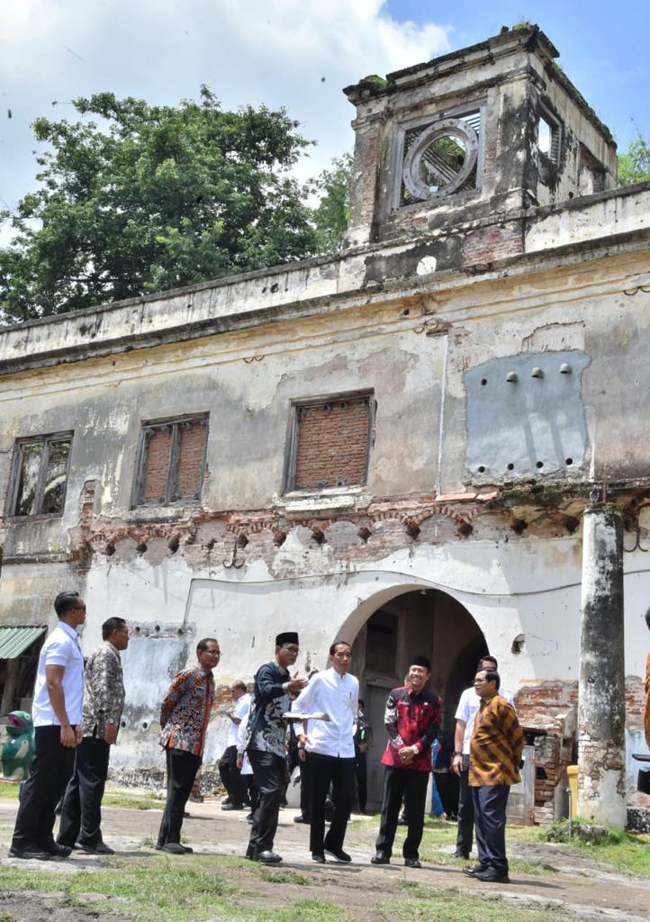 Benteng Van den Bosch atau Benteng Pendem di Ngawi sudah lama jadi tujuan wisata populer. Selama hampir dua abad berdiri, banyak bagian bangunan benteng yang rusak dan terbengkalai. 

Pemerintah segera melakukan restorasi dengan hati-hati. Insya Allah selesai dalam dua tahun.