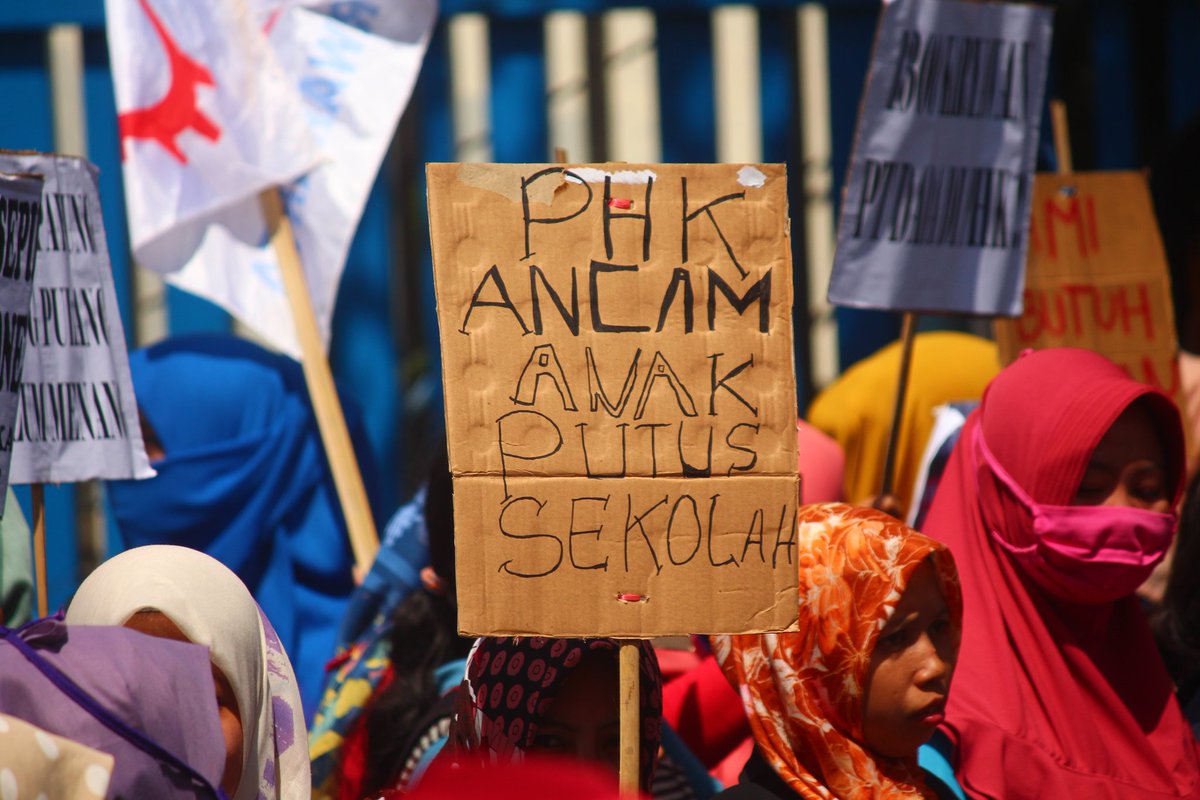 Tahap awal, jgn di abaikan pak <a href="/hanifdhakiri/">MHD</a> krn akan ada lbh bsr lagi klu di abaikan. ini bukan Hoax tapi ini nyata dpn kantor bapak. Bapak di mana ?
<a href="/jokowi/">Joko Widodo</a> 
<a href="/DPR_RI/">DPR RI</a> 
@dedeyusuf_1 
<a href="/prabowo/">Prabowo Subianto</a> 
<a href="/turc_id/">#KerjaLayak</a> 
<a href="/FSPMI_KSPI/">FSPMI Official</a> 
<a href="/Dr_Moeldoko/">Dr.H.Moeldoko</a> 
<a href="/KSPgoid/">Kantor Staf Presiden</a> 
<a href="/Jurnal_KSN/">Jurnal KSN</a> 
<a href="/LIPSedane/">LIPS</a> 
<a href="/lokataru_id/">Lokataru Foundation</a>