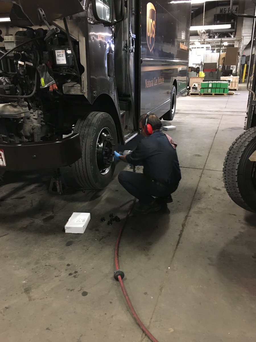 David was caught being safe. Using the correct safety equipment to perform the job at hand. Nice job #caughtsafely ⁦<a href="/MikeBackus4/">Mike Backus</a>⁩ ⁦<a href="/KeithHJones/">Keith Jones</a>⁩ ⁦<a href="/kennethcherry26/">Kenneth</a>⁩ ⁦@DesertMTUPSers⁩