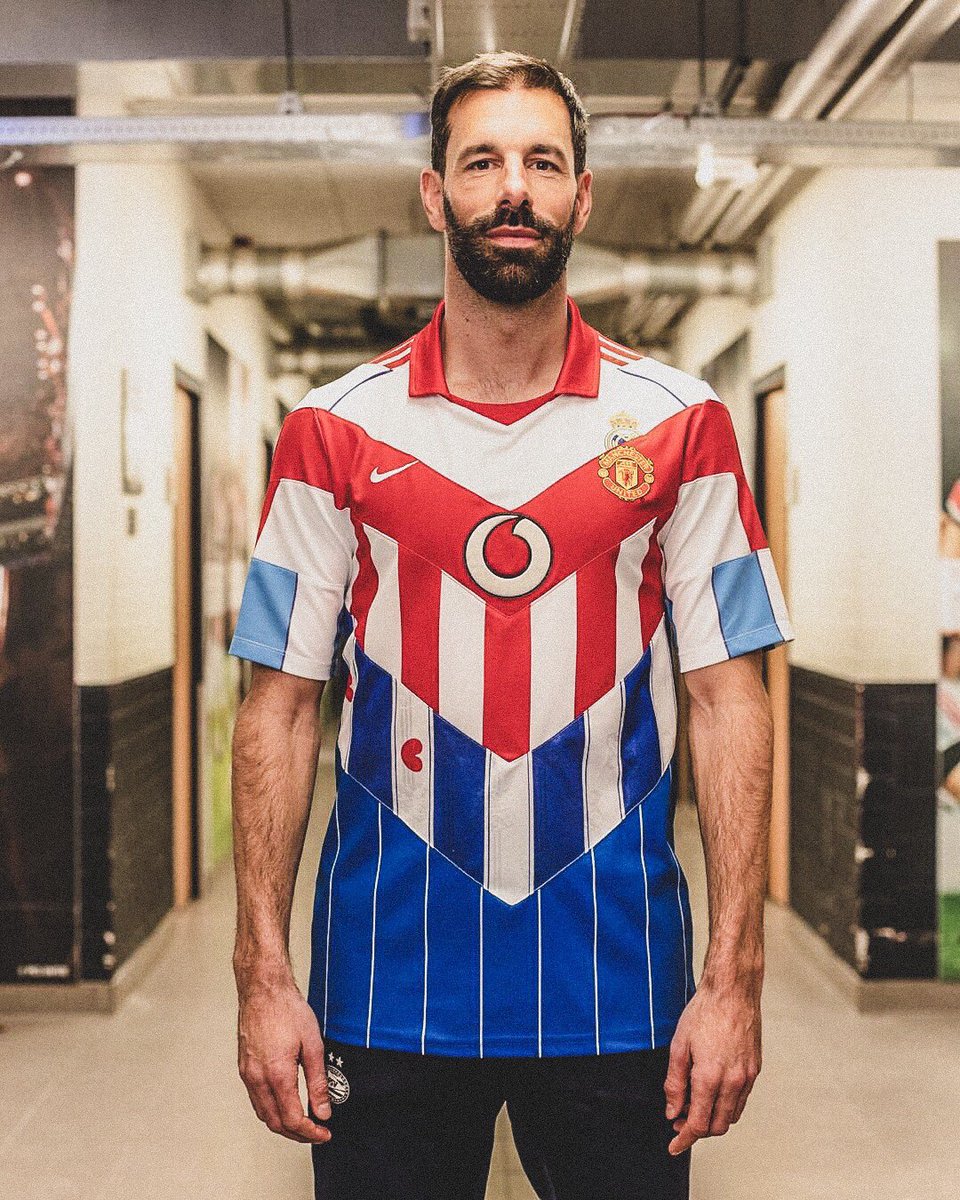 🇳🇱 Ruud Van Nistelrooy has been given a commemorative shirt including part of every club he’s played for:

🇳🇱 FC Den Bosch
🇳🇱 SC Heerenveen
🏴󠁧󠁢󠁥󠁮󠁧󠁿 Manchester United
🇪🇸 Real Madrid 
🇩🇪 Hamburger SV
🇪🇸 Malaga CF

👏 A club legend.