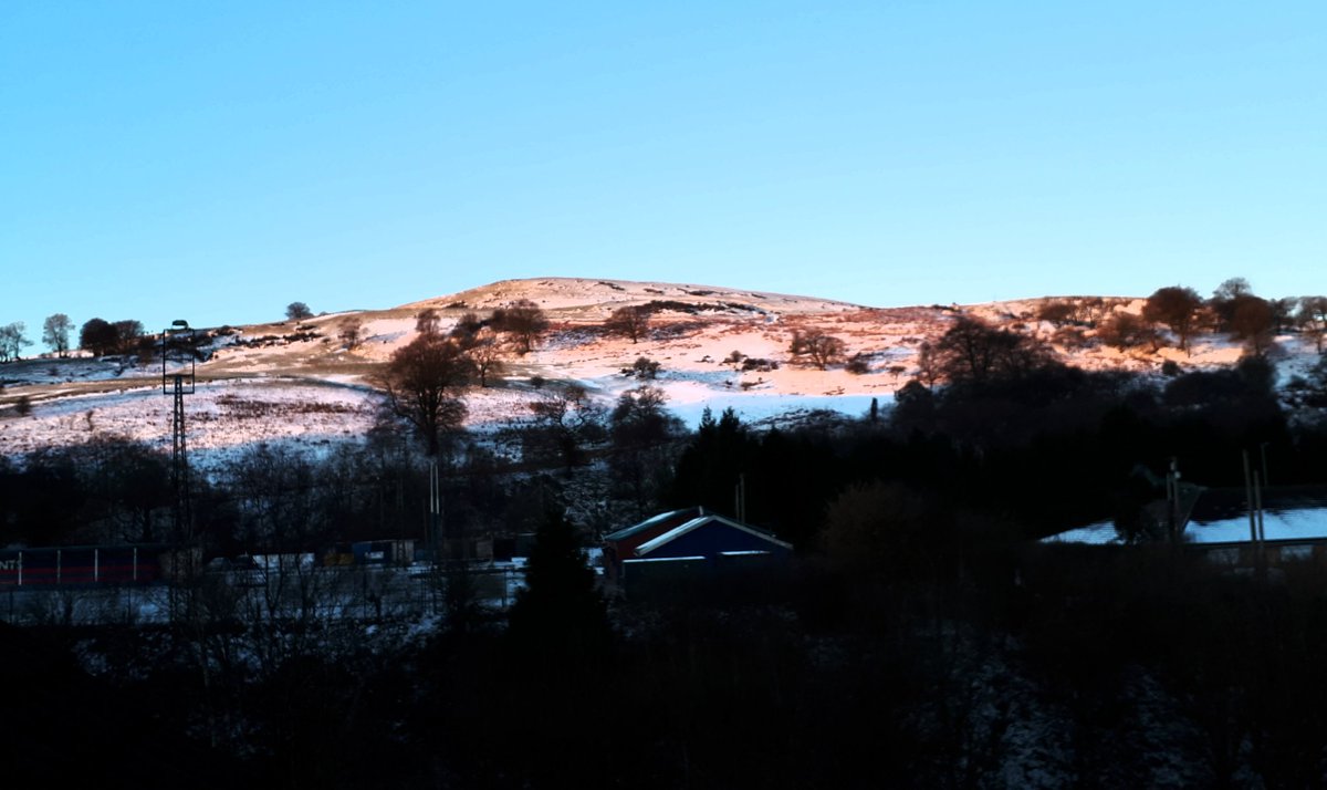 tsdpete's tweet image. Bright morning over @saintsrugby_ @SRFC_Women #Senghenydd