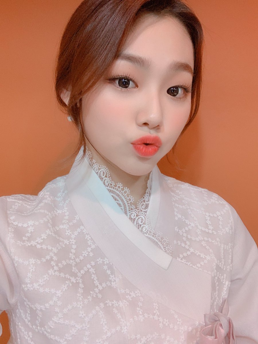 gu9udan's tweet photo. [PHOTO]
20190202 MBC
<쇼! 음악중심📺>
ᆞ
황금돼지해 새해에도❣
뀰MC와 함께하면 돼지🐷
단짝들 행복한 설날 보내세요❤
ᆞ
#구구단 #gugudan
#미나 #MINA #강미나
#쇼음악중심 #뀰MC📸
#새해_복_많이_받으세요🙇‍♂️ https://t.co/n4MSDG9zdY