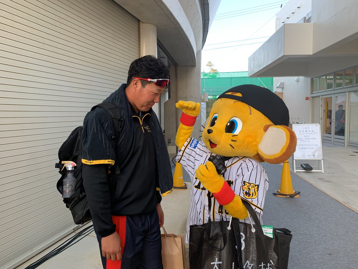 ふりっく巻木 今キャンプ初登場かな 大山選手とキー太の2ショット ふりっく巻木 今キャンプ初登場かな 大山選手とキー太の2ショット