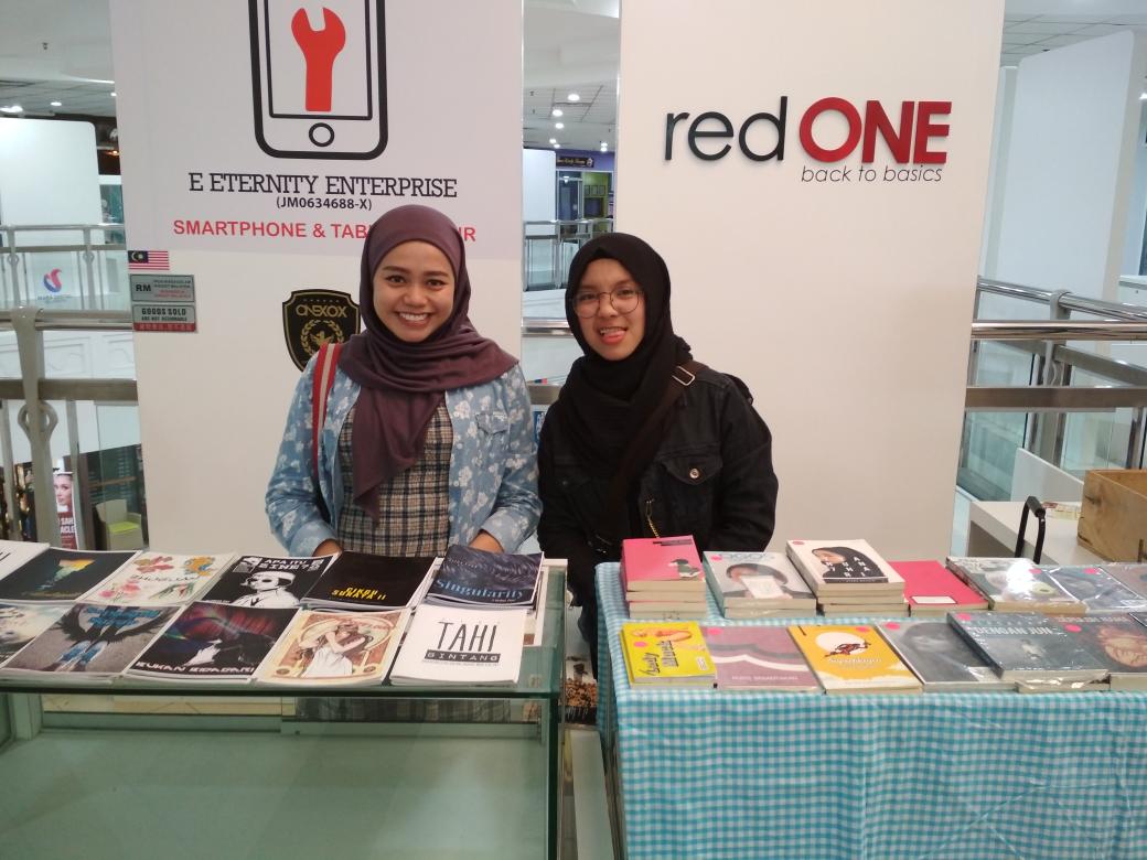 JBPoetsSociety's tweet photo. we're just setting up. but we start to sell some zines and books at plaza larkin.
#Senikata will start at 5pm
#LuaskanKataMu https://t.co/d89cJTI98Y