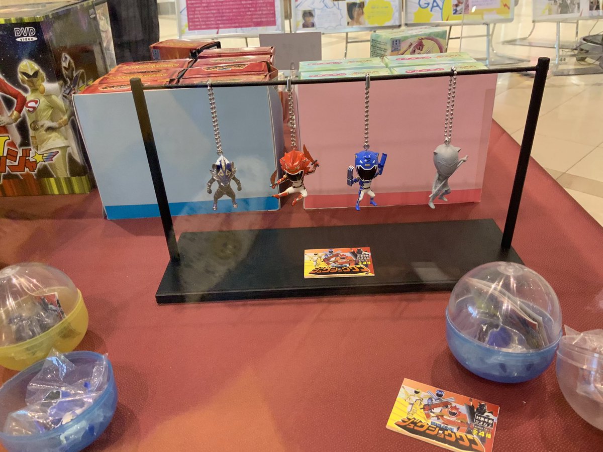 ヒーローショーのポスターは壁に貼られてるとホントに「ここに来るんだ〜」って気分になってワクワクしたし、ガシャポンは10回までなら売り上げに貢献しちゃるからやらせてって思ったしDVDや関連本のそれっぽさがもうああ〜っ… 