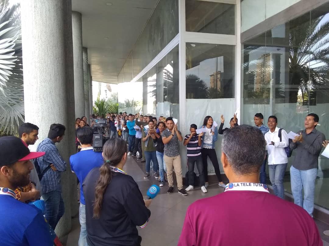 PAplausoTLT's tweet photo. ¡Puerto Ordáz!

Desde temprano, muchos aguardan su turno en el  @hotelplazameru para demostrar su talento en el Gran #Casting de #PrimerAplausoTLT https://t.co/OAO8gulJJl