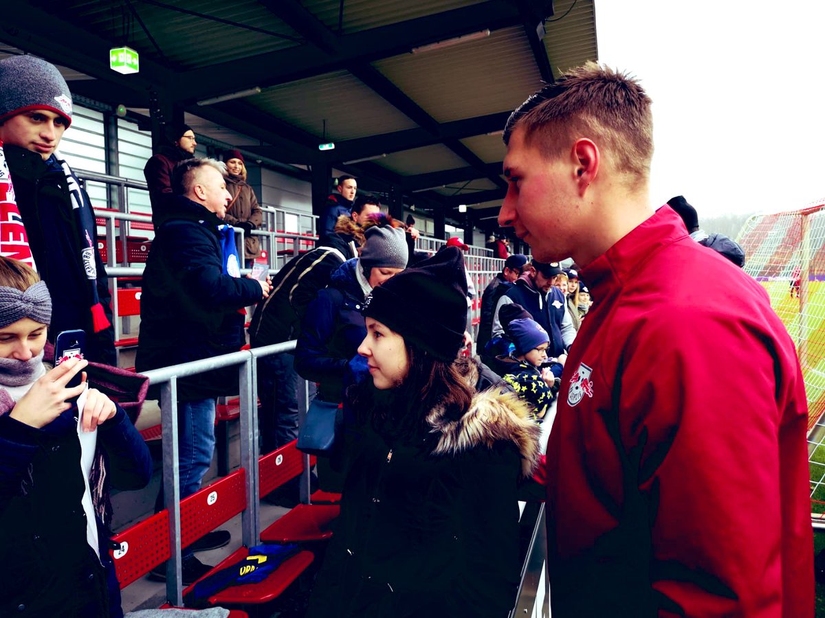 RBLeipzig's tweet photo. Beim Auslaufen am #Cottaweg ein beliebter Foto-Partner 📸: Doppelpacker Willi #TORban! 😜 https://t.co/ZgaKvw6t2x