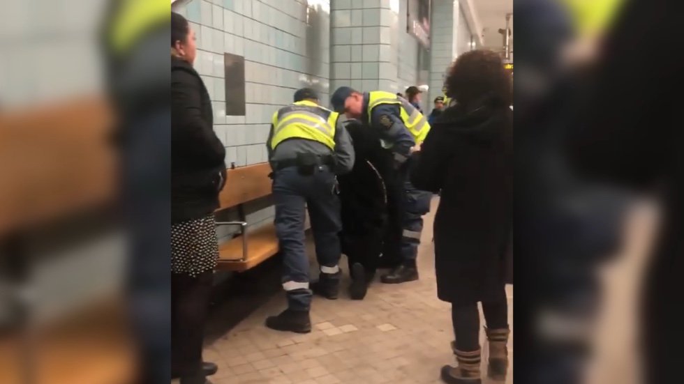 pregnant woman manhandled off train over unpaid ticket (VIDEO) rt.com/news/450355-pr…