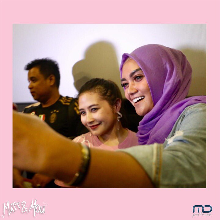 MattNMou's tweet photo. Matt, Mou &amp; Retha lanjut ke @CGV_ID Festive Walk Karawang dan RAMEEE BANGET! 😍 Terima kasih atas apresiasinya untuk film #MattNMou yaaa.. 💙💖

‘Matt &amp; Mou’ masih tayang di bioskop lho. Yuk tonton sekarang juga! 😊

#PrillyLatuconsina #MaximeBouttier https://t.co/ATtLIvDd3h