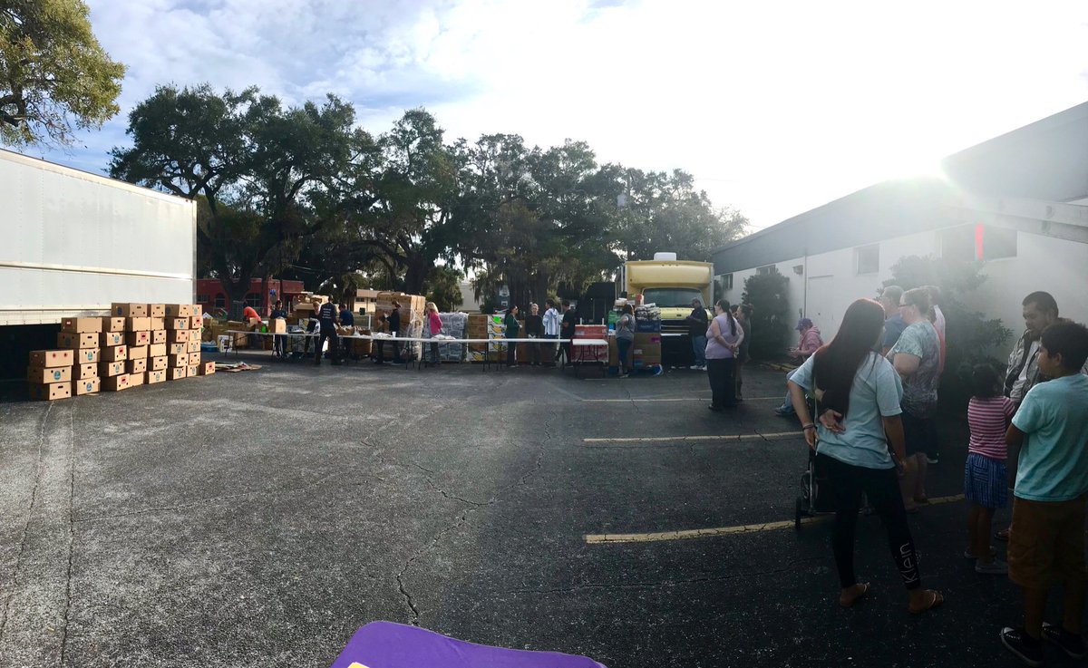 Luceroguzmann4's tweet photo. We are so grateful to be at the Feeding Tampa Bay Mobile Pantry to share our love for reading! @joinvroom @SuncoastCGLR #GLReading @FeedingTampaBay https://t.co/HdIMRuIV45