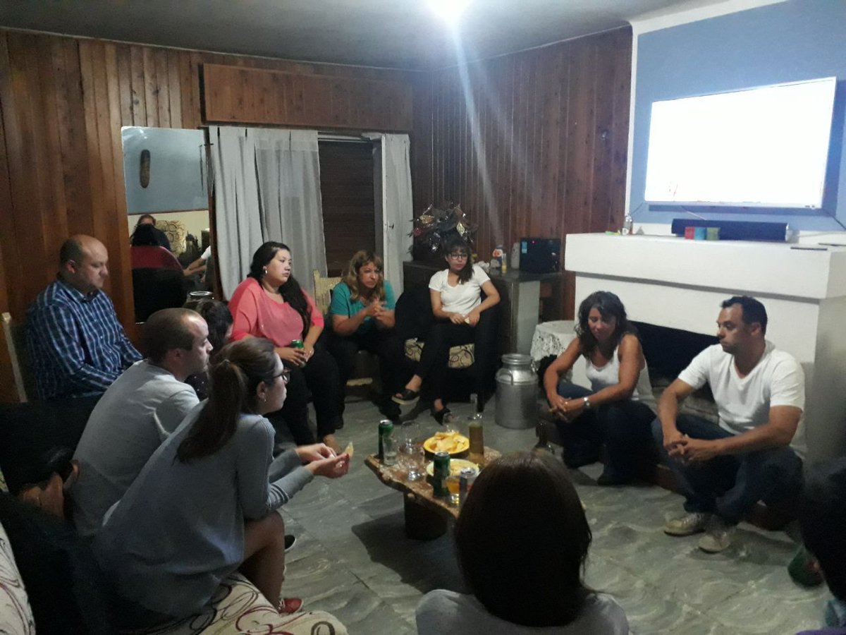 Seguimos escuchando voces que se suman a #JuntosParaChubut. Esta vez reunidos en #Esquel junto a diferentes vecinos que aportaron propuestas para que nuestra comarca siga creciendo, convencidos de que #ChubutGanaSiEstamosTodos https://t.co/6bNqjSMcIB