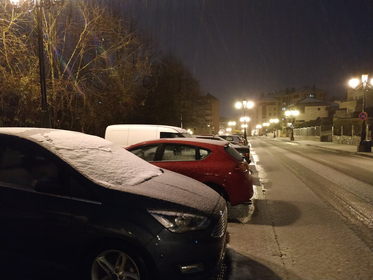 OviMeteo's tweet photo. Hoy la nieve (granulada) se dejó ver en la ciudad de Oviedo. Tejados blancos que alegran la vista. @eltiempotpa https://t.co/Rn3M0OHf43