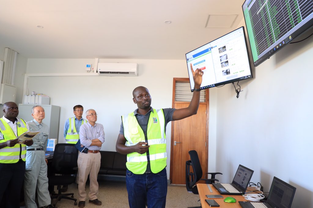 UNRA_UG's tweet photo. Inside the #SourceOfTheNileBridge monitoring room: The Bridge team is able to determine the structural behaviour of the bridge & its general functionality. The team is also able to establish loading weights of vehicles, traffic patterns & behaviour of road users. #UNRAworks https://t.co/MdWIWypub3