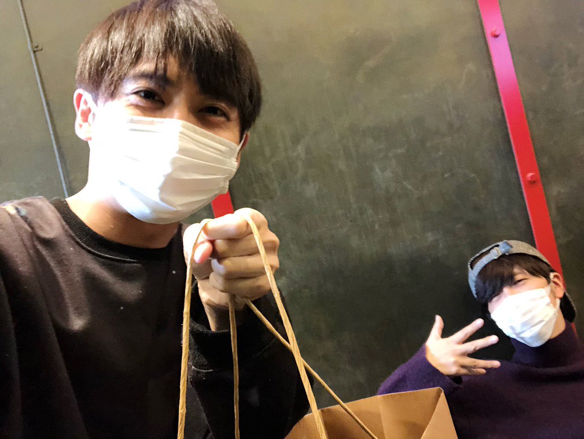 梶裕貴 Yuki Kaji 梶 櫻井さんが またお洋服を譲ってくださった 約10年前がよぎる 感慨深い ありがとうございます 櫻井さん いつまでも 先輩 大好きな先輩 お洋服もですが ふと僕を思い出してくださったそのお気持ちが嬉しいのです 梶裕貴 Yuki Kaji 梶 櫻井さんが またお洋服を譲ってくださった 約10年前がよぎる 感慨深い ありがとうございます 櫻井さん いつまでも 先輩 大好きな先輩 お洋服もですが ふと僕を思い出してくださったそのお気持ちが嬉しいのです