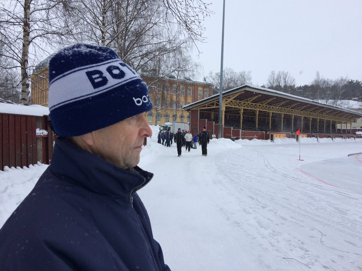 TapolaKatri's tweet photo. #jääpallo-väki rip rap Pyynikille. Pääsarjaottelu @BotniaOfficial -@Narukera alkaa kello 13. Harvinaista herkkua #tampere lla. Edellisestä kerrasta on vaatimattomat 67 vuotta. #rslauantai #tampereenlauantai #yletampere hoiti ennakot Pekka Anttisen kanssa. https://t.co/YXHptLfg3j