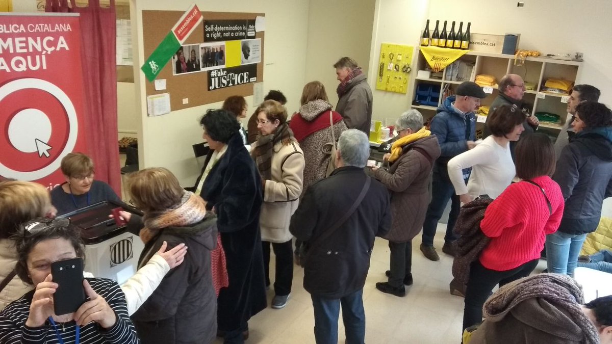 anna_arque's tweet photo. #2F Cues als diferents punts de votació de Sant Just Desvern, Terrassa i l'Hospitalet!! #AUTOconvocats #CanviemElGuió @PrimariesCat https://t.co/xtE2IYb6Ql