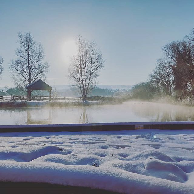 RobUmp's tweet photo. View of the cottage in Wiltshire this morning.

#wiltshire #calne #frosty #lake #steaminglake https://t.co/lLL6LstAgX https://t.co/KVvCjA5w9s
