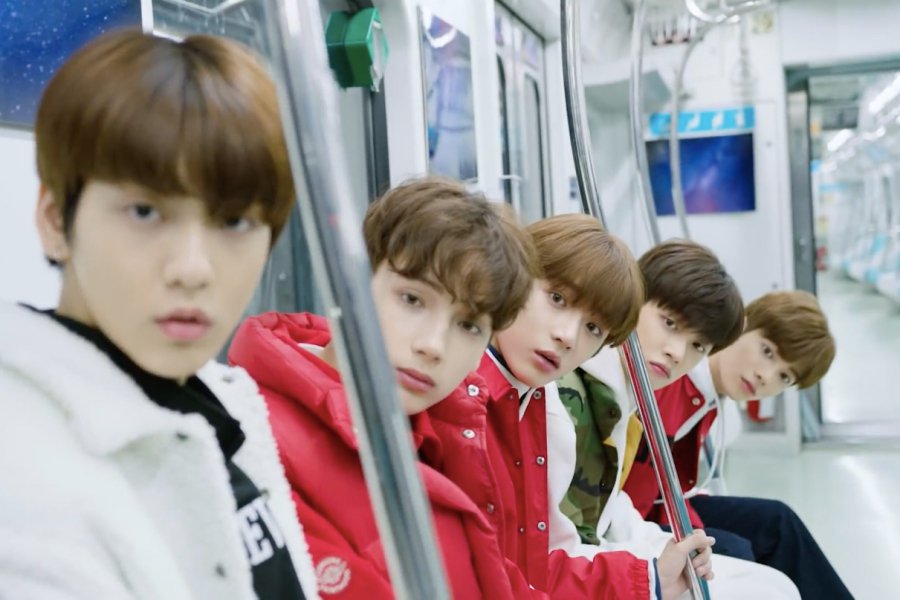 ITZY_BLUE_CHART's tweet photo. 📉ITZY

MOST FOLLOWED TWITTER ACCOUNT (KPOP ROOKIES of 2019) 

#1 @TXT_bighit - 1.2+ M followers

#2 @ITZYofficial - 150,+++ followers 👏👏👏

#3 Cherry Bullet - 83,8++ followers

#4 Oneus - 69,8++ followers

#5 Verivery - 43,6++ followers https://t.co/JOegcSFo3d