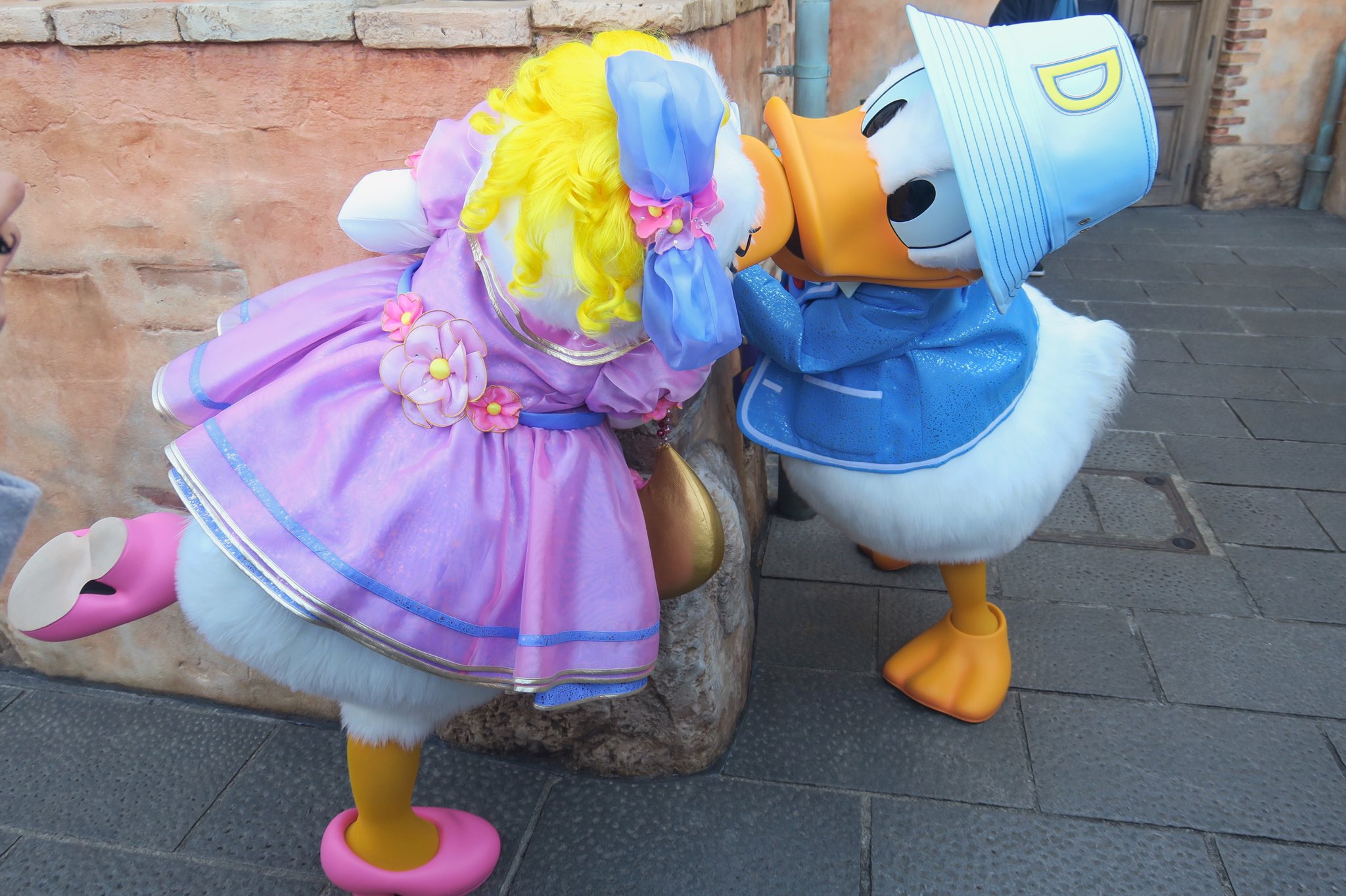 Twitter 上的 つっちー Dあか 街角で出会い頭にキスをするカップルを発見 あらまぁ W ディズニーシー ディズニーシープラザ ドナルド デイジー T Co Wnf9zbd5xz Twitter