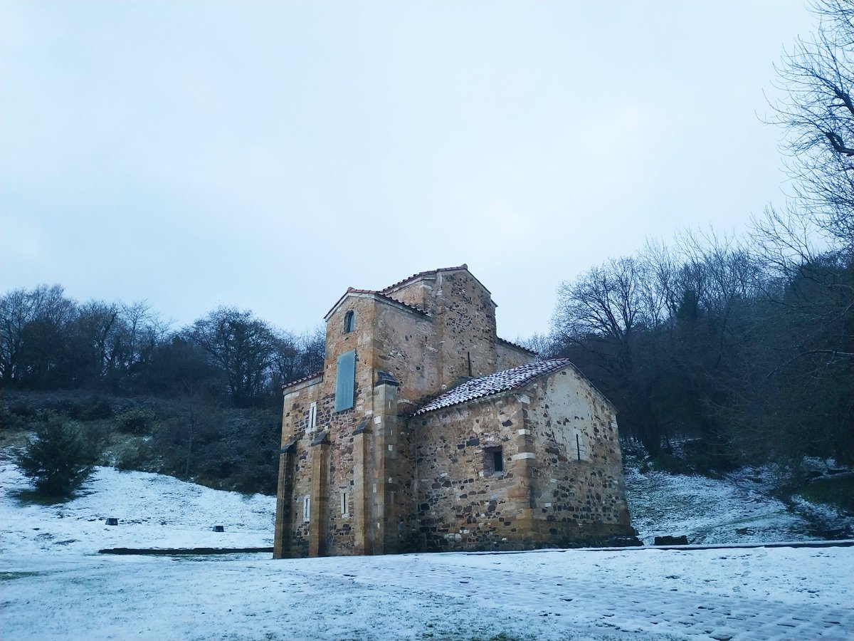 OviMeteo's tweet photo. @cielodeAsturias @AEMET_Asturias @AEMET_Esp @AEMET_SINOBAS @eltiempotpa @LaMeteoAstur @RAM_meteo @javioru Así lucía el Naranco a esta mañana https://t.co/ClHJt9VQGq
