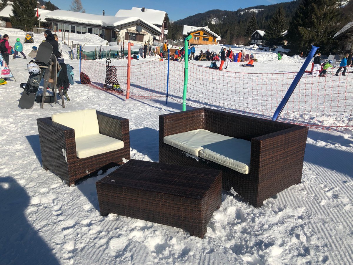 So gemütlich ist es am Skilift Brunni. Lounges, Sonnenliegen, Liegestühle. Und die Kids immer im Blick. #sünnele #brunni #brunnialpthal #skiliftbrunni #mythengebiet #einsiedeln #ourregionzurich #visitbrunni #chillä #relaxing #winter