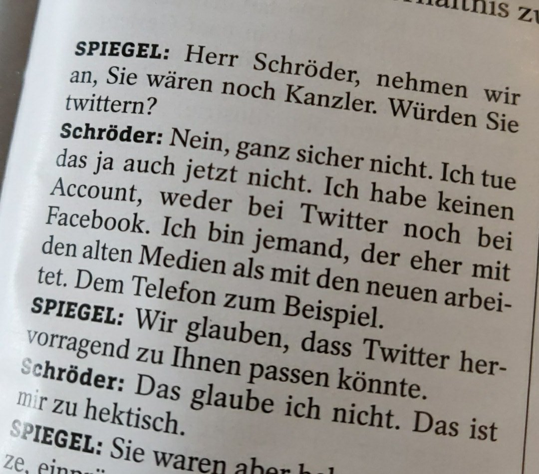 Ich weiß ja nicht wie Gerhard Schröder twittern wollte, aber ich tue das mit meinem Telefon. Arbeiten 📲☎️🖱️ via @DerSPIEGEL