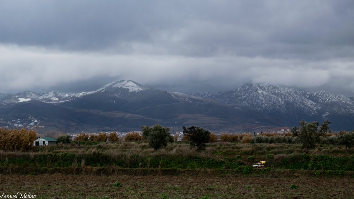 Vistas hacia #SierraNevada. La nieve se mantiene por encima de los 1200 m.

En la primera 📸 la Silleta del #Padul, en la segunda la Boca de la Pescá y Alayos.